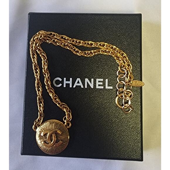 US BASED Authentic Vintage Chanel CC Gold Tone Pendant Necklace W Gift Box / Bag - Picture 1 of 10